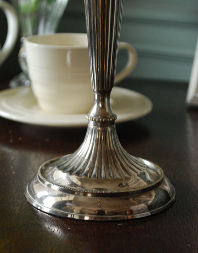 アンティーク シルバー製 アンティーク雑貨 イギリスから届いた銀雑貨、アンティークシルバーのキャンドルスタンド(燭台)。安定感のある土台です。(k-1695-z)