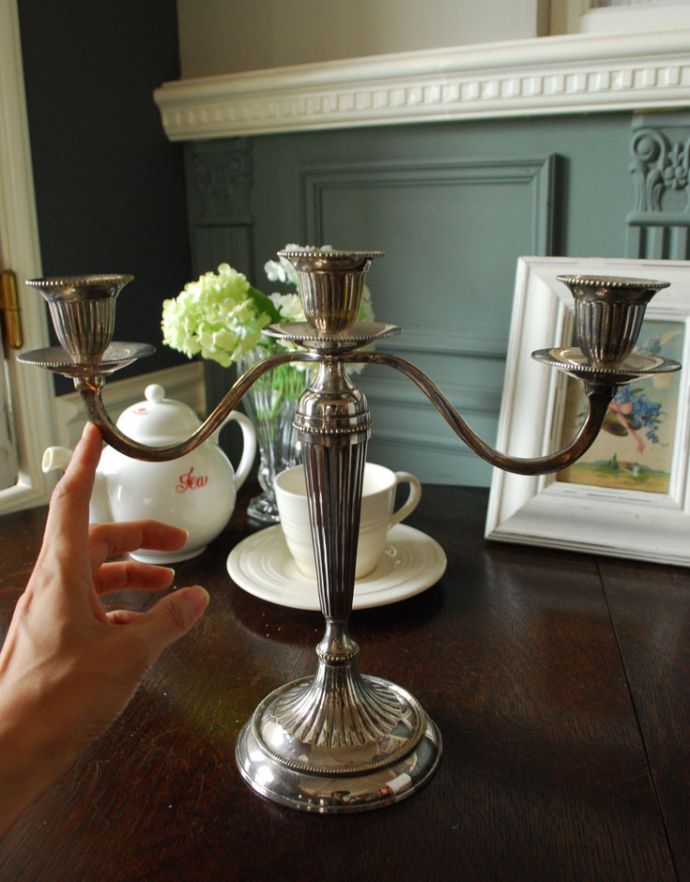 アンティーク シルバー製 アンティーク雑貨 イギリスから届いた銀雑貨、アンティークシルバーのキャンドルスタンド(燭台)。アンティークのため、多少の欠け・傷がある場合がありますが、使用上問題はありませんので、ご了承下さい。(k-1695-z)