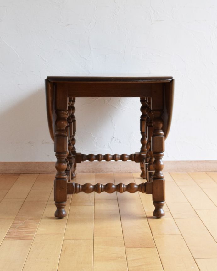 アンティークのテーブル　アンティーク家具　３タイプにサイズ調整が可能！アンティークゲートレッグコーヒーテーブル。閉じるとこんなにコンパクトになるので、掃除のときや片付けておきたいときも便利です。(k-1697-f)