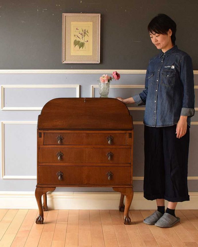 ビューロー　アンティーク家具　英国のアンティーク家具、ウォルナット材のおしゃれなビューロー。外国製のビューローは装飾があちこちにあるので、絵になるアイテム。(k-1698-f)