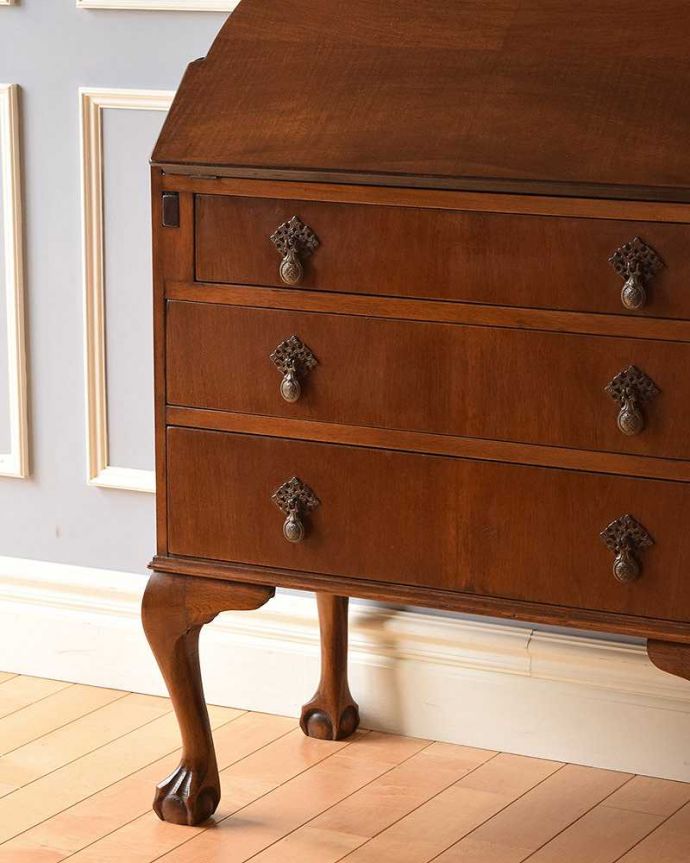 ビューロー　アンティーク家具　英国のアンティーク家具、ウォルナット材のおしゃれなビューロー。とっても美しい木目です。(k-1698-f)