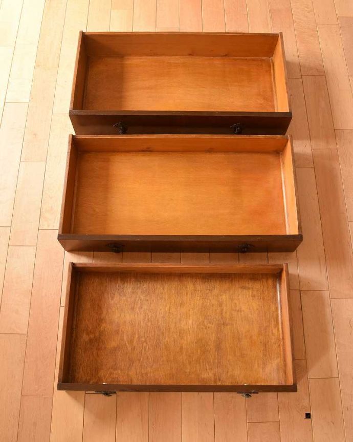 ビューロー　アンティーク家具　英国のアンティーク家具、ウォルナット材のおしゃれなビューロー。引き出しが付いています。(k-1698-f)