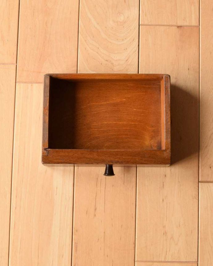 ビューロー　アンティーク家具　英国のアンティーク家具、ウォルナット材のおしゃれなビューロー。ビューロー内にも小さな引き出しが１杯付いています。(k-1698-f)