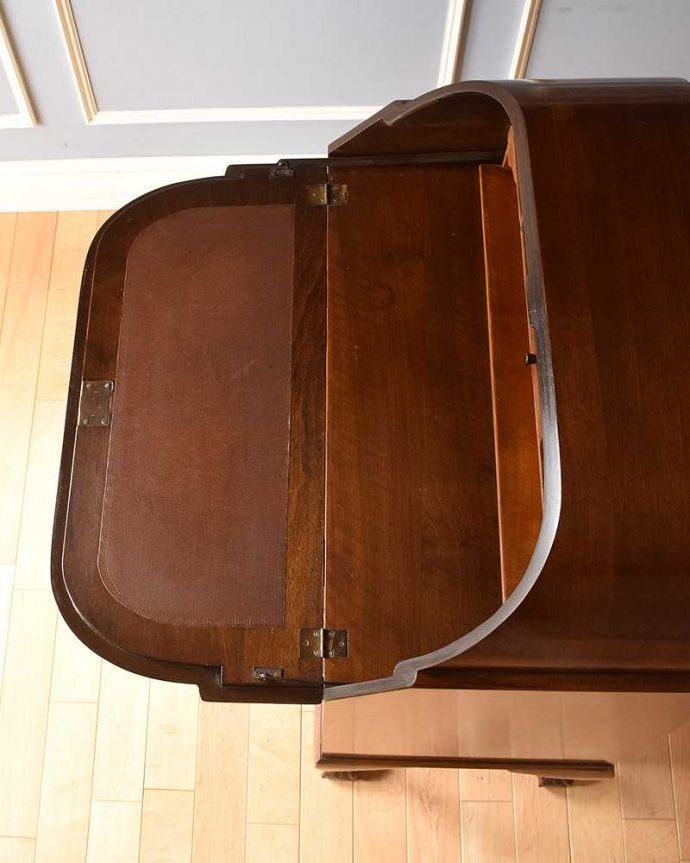 ビューロー　アンティーク家具　英国のアンティーク家具、ウォルナット材のおしゃれなビューロー。天板もピカピカにお直ししました。(k-1698-f)