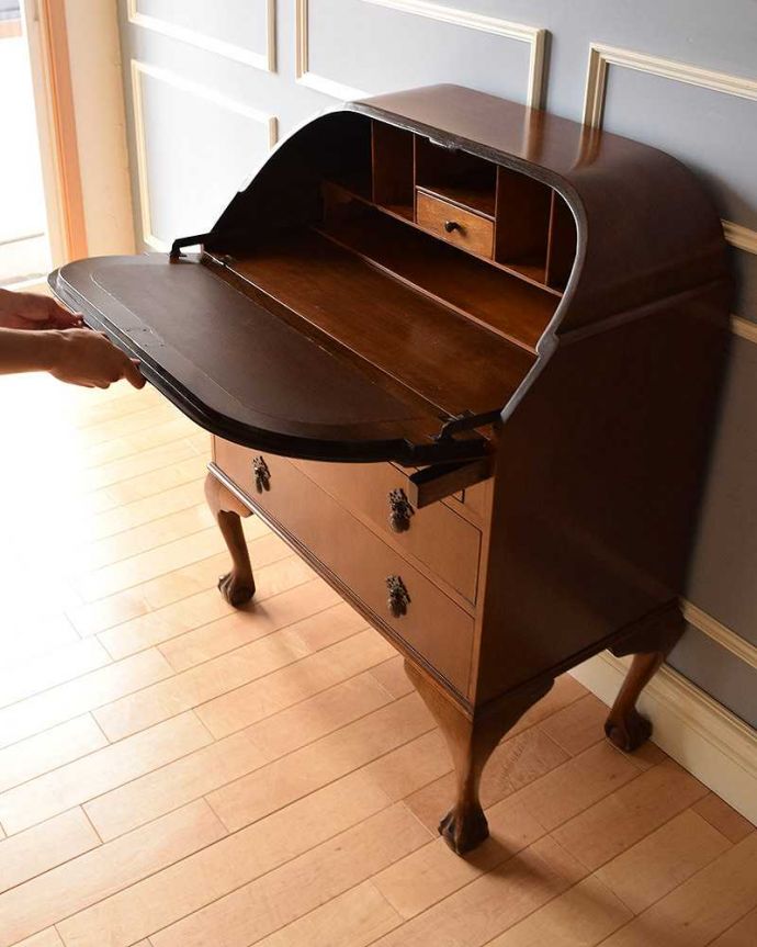 ビューロー　アンティーク家具　英国のアンティーク家具、ウォルナット材のおしゃれなビューロー。ビューローの支えであるバーは、両サイドに付いています。(k-1698-f)