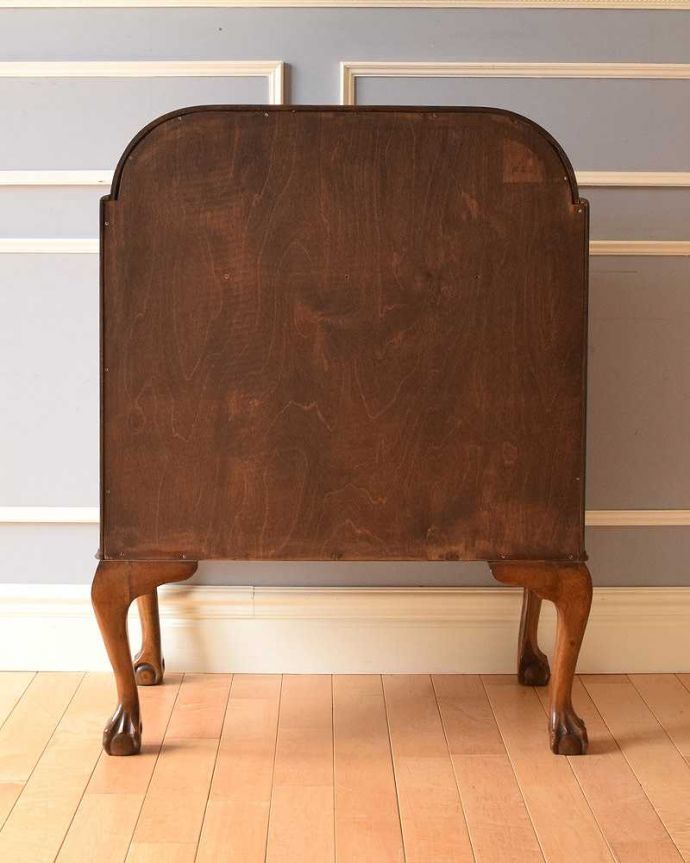 ビューロー　アンティーク家具　英国のアンティーク家具、ウォルナット材のおしゃれなビューロー。アンティークは新品ではないので、もちろん経年変化によるキズはありますが、専門の職人が目立たないようキレイにお直しをしているので、後姿までキレイです。(k-1698-f)