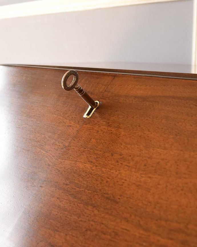 ビューロー　アンティーク家具　英国のアンティーク家具、ウォルナット材のおしゃれなビューロー。ビューローの取っ手は鍵です。(k-1698-f)