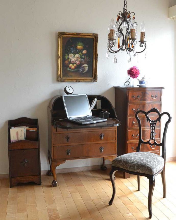 ビューロー　アンティーク家具　英国のアンティーク家具、ウォルナット材のおしゃれなビューロー。。(k-1698-f)