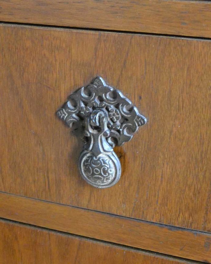 ビューロー　アンティーク家具　英国のアンティーク家具、ウォルナット材のおしゃれなビューロー。凝っていて高級感があるオシャレな取っ手です。(k-1698-f)