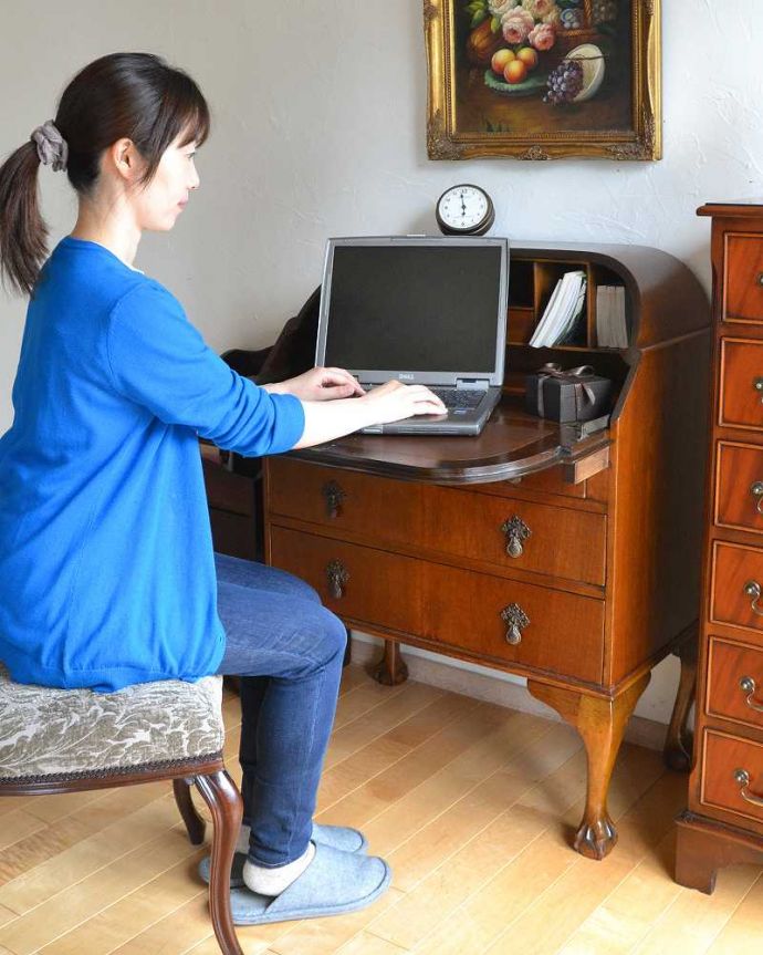 ビューロー　アンティーク家具　英国のアンティーク家具、ウォルナット材のおしゃれなビューロー。脚の先まで装飾が美しいデザインです。(k-1698-f)