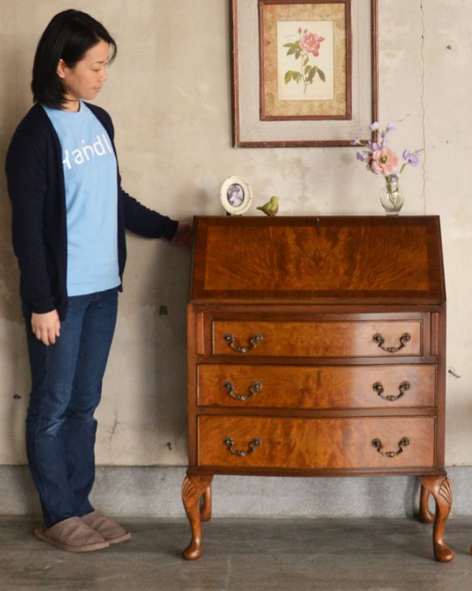 ビューロー　アンティーク家具　曲線が美しいイギリスからのアンティーク家具、ライティングビューロー（デスク）。外国製のビューローは装飾があちこちにあるので、絵になるアイテム。(k-1699-f)