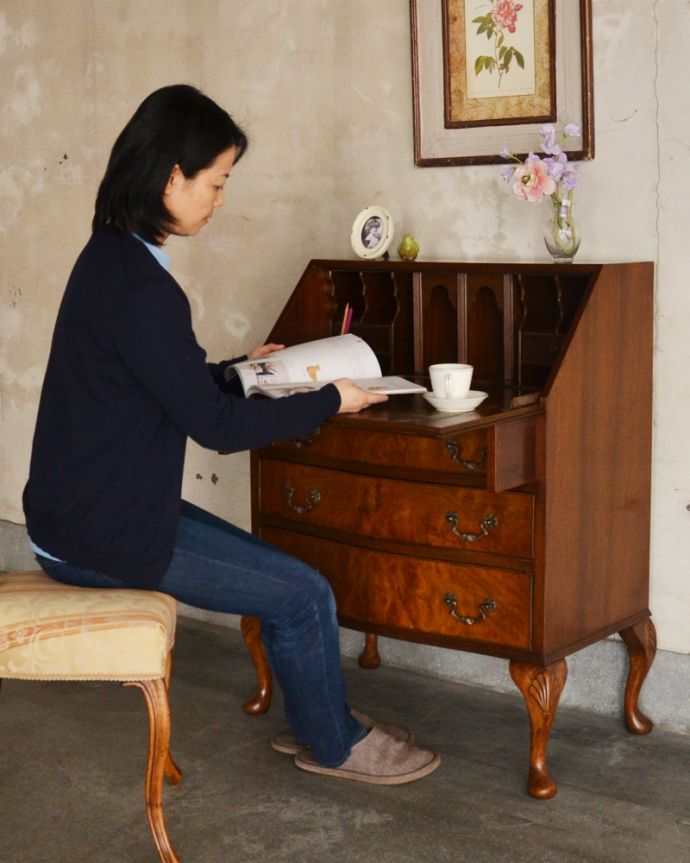 ビューロー　アンティーク家具　曲線が美しいイギリスからのアンティーク家具、ライティングビューロー（デスク）。落ち着いた雰囲気のビューロー。(k-1699-f)