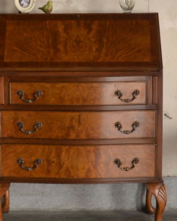 ビューロー　アンティーク家具　曲線が美しいイギリスからのアンティーク家具、ライティングビューロー（デスク）。とっても美しい木目です。(k-1699-f)