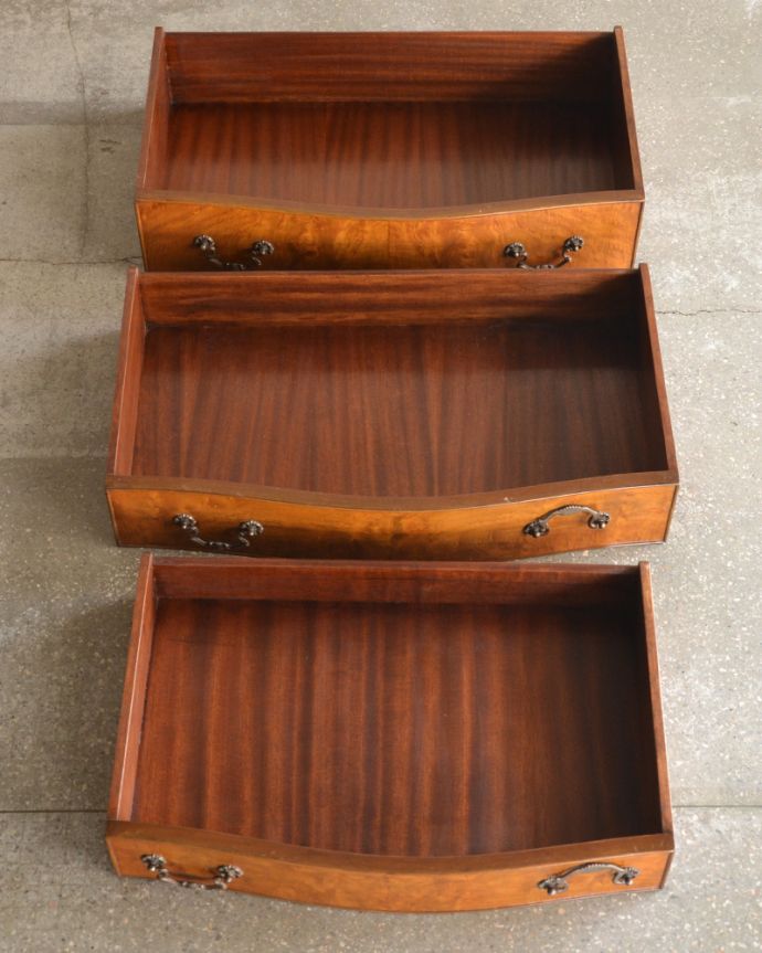 ビューロー　アンティーク家具　曲線が美しいイギリスからのアンティーク家具、ライティングビューロー（デスク）。広々とした引き出しが３杯付いています。(k-1699-f)