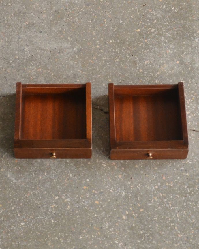 ビューロー　アンティーク家具　曲線が美しいイギリスからのアンティーク家具、ライティングビューロー（デスク）。ビューロー内にも小さな引き出しが２杯あります。(k-1699-f)