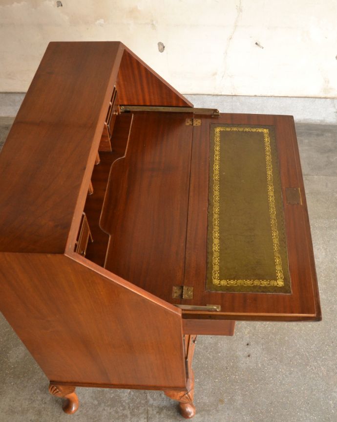 ビューロー　アンティーク家具　曲線が美しいイギリスからのアンティーク家具、ライティングビューロー（デスク）。天板もピカピカにお直ししました。(k-1699-f)