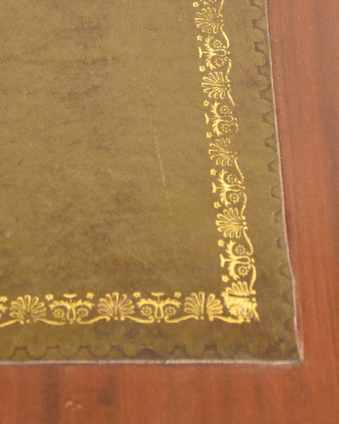 ビューロー　アンティーク家具　曲線が美しいイギリスからのアンティーク家具、ライティングビューロー（デスク）。デスクには革が貼ってあります。(k-1699-f)