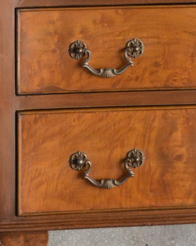 ビューロー　アンティーク家具　曲線が美しいイギリスからのアンティーク家具、ライティングビューロー（デスク）。凝っていて高級感があるオシャレな取っ手です。(k-1699-f)