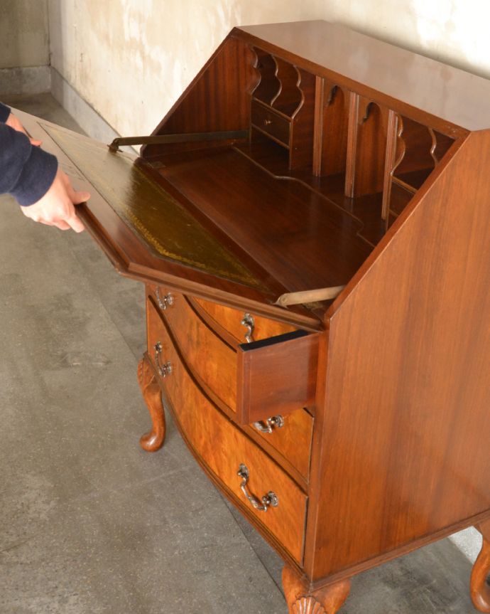 ビューロー　アンティーク家具　曲線が美しいイギリスからのアンティーク家具、ライティングビューロー（デスク）。ビューローの支えであるバーは、両サイドに付いています。(k-1699-f)