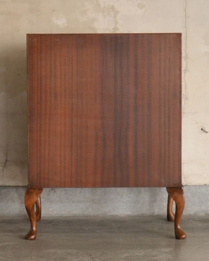 ビューロー　アンティーク家具　曲線が美しいイギリスからのアンティーク家具、ライティングビューロー（デスク）。※アンティークは新品ではないので、もちろん経年変化によるキズはありますが、専門の職人が目立たないようキレイにお直しをしているので、後姿までキレイです。(k-1699-f)