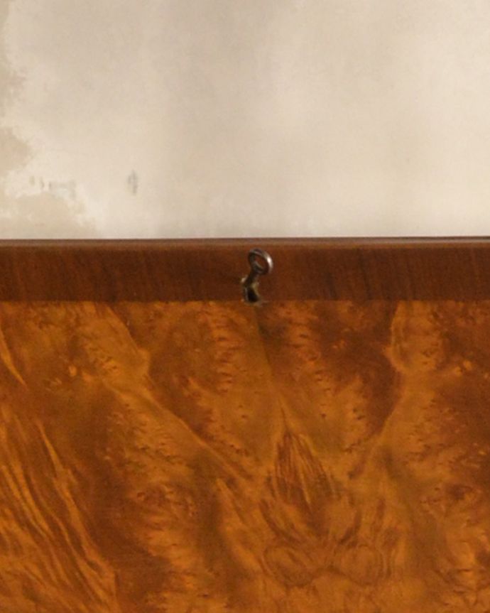 ビューロー　アンティーク家具　曲線が美しいイギリスからのアンティーク家具、ライティングビューロー（デスク）。ビューローの扉は、アンティークの鍵を引っ掛けて開閉します。(k-1699-f)