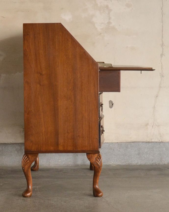 ビューロー　アンティーク家具　曲線が美しいイギリスからのアンティーク家具、ライティングビューロー（デスク）。サイドから見ても美しいデザインです。(k-1699-f)