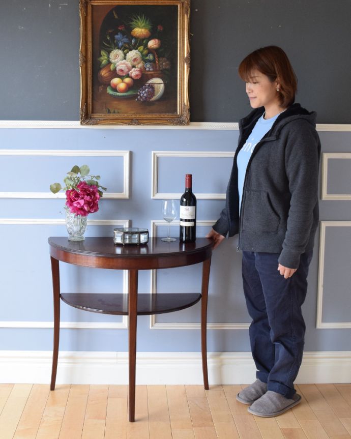 ロイドテーブル　アンティーク家具　半月型の天板が素敵なアンティークのコンソールテーブル。そっと壁に付けて置くだけで、オシャレな雰囲気に。(k-1700-f)