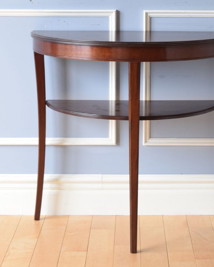 ロイドテーブル　アンティーク家具　半月型の天板が素敵なアンティークのコンソールテーブル。細くて繊細なラインが美しい脚。(k-1700-f)