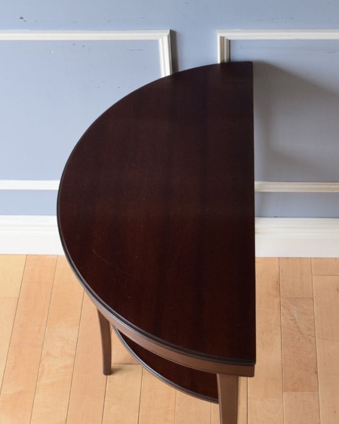 ロイドテーブル　アンティーク家具　半月型の天板が素敵なアンティークのコンソールテーブル。半円形の天板です。(k-1700-f)