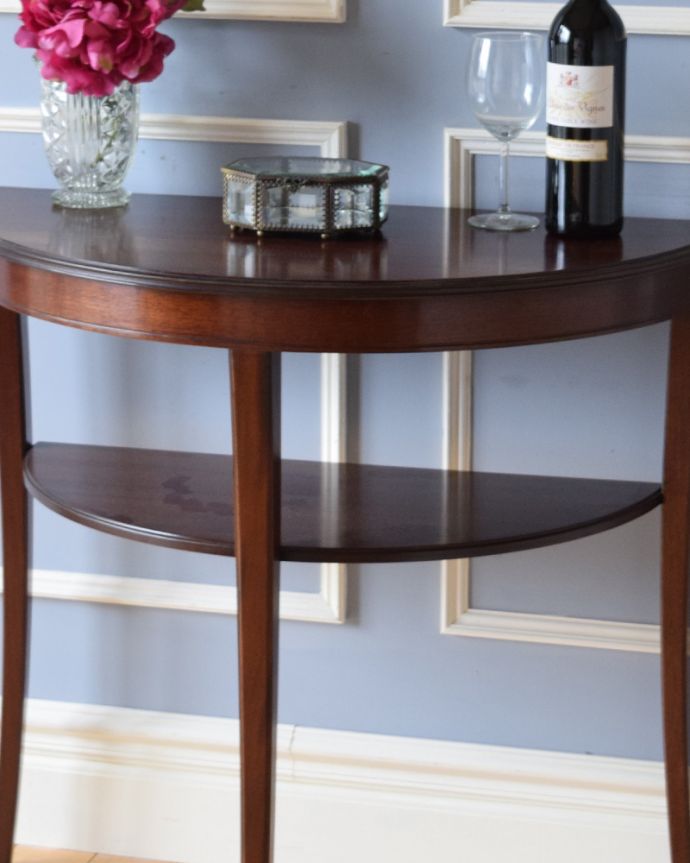 ロイドテーブル　アンティーク家具　半月型の天板が素敵なアンティークのコンソールテーブル。脚元にも物が置いておけるのでとっても便利ですよ。(k-1700-f)