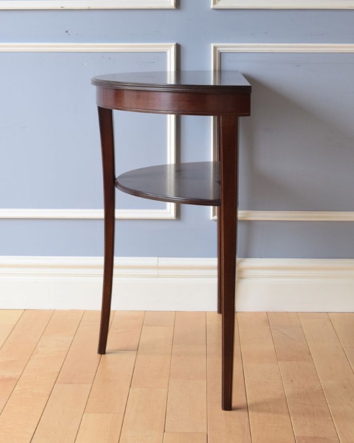 ロイドテーブル　アンティーク家具　半月型の天板が素敵なアンティークのコンソールテーブル。サイドはこんなにスッキリ！場所を取らないので使いやすいです。(k-1700-f)