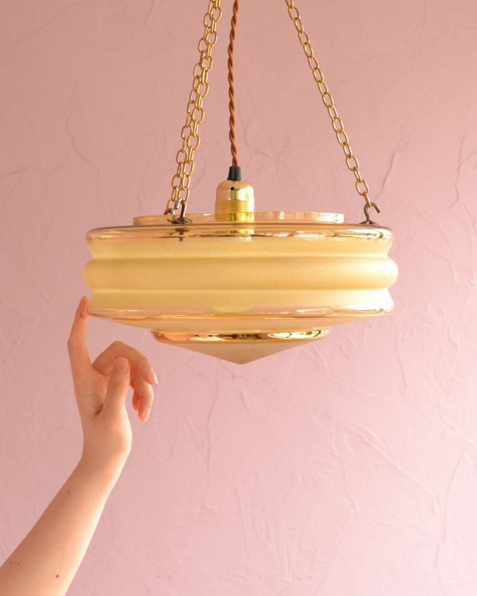 シャンデリア 照明・ライティング イギリスから届いたアンティーク照明、カラーガラスのハンギングボウル(E26球付)。お部屋の雰囲気が優しい空気に包まれます。(k-1700-z)