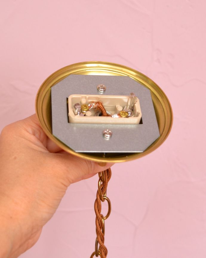 シャンデリア 照明・ライティング イギリスから届いたアンティーク照明、カラーガラスのハンギングボウル(E26球付)。引っ掛けシーリングのタイプに加工してお届けしますので、リビングやダイニングテーブルの上などお好きな場所に簡単に取り付けてみてください。(k-1700-z)