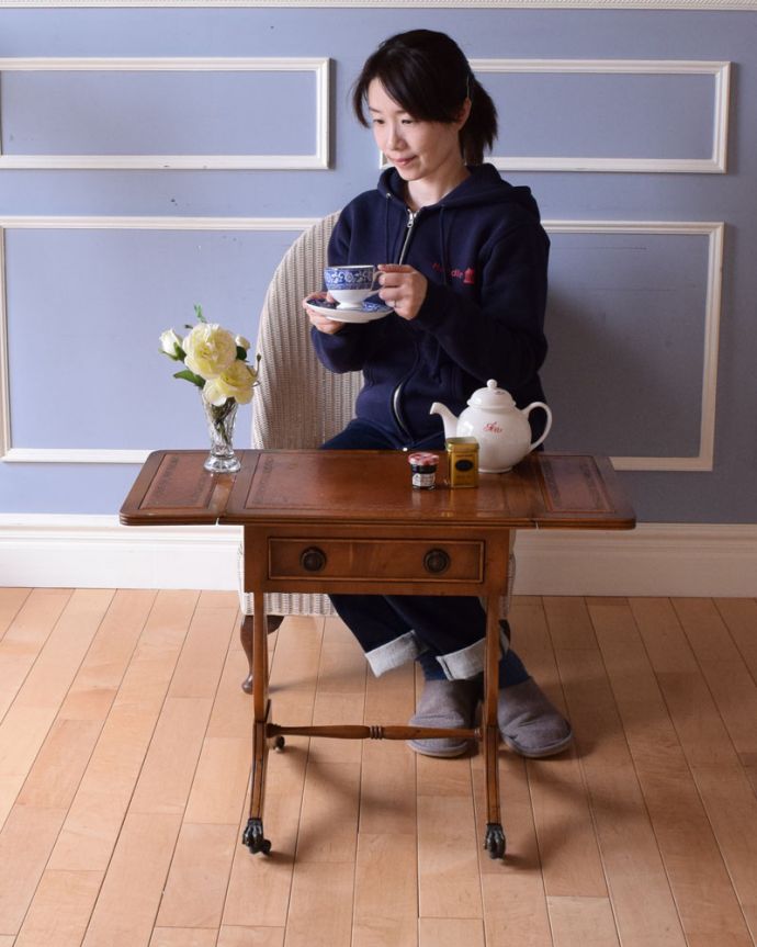 アンティークのテーブル　アンティーク家具　折りたたみができて便利！英国アンティークのコーヒーテーブル。とっても優雅な雰囲気にうっとりしてしまいます。(k-1701-f)