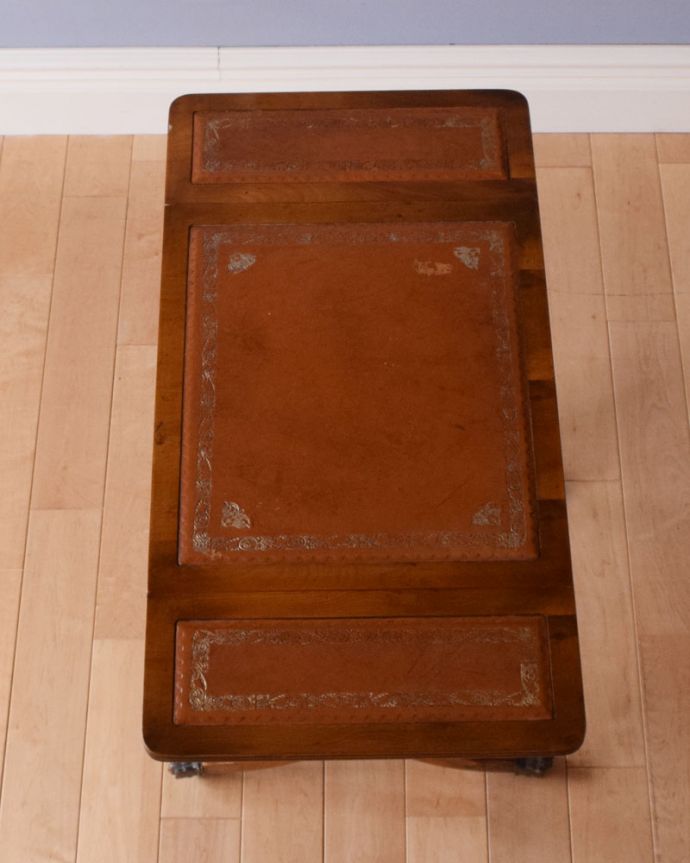アンティークのテーブル　アンティーク家具　折りたたみができて便利！英国アンティークのコーヒーテーブル。広げた状態の天板です。(k-1701-f)