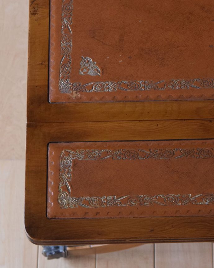 アンティークのテーブル　アンティーク家具　折りたたみができて便利！英国アンティークのコーヒーテーブル。縁取りは型押しの装飾で飾られています。(k-1701-f)