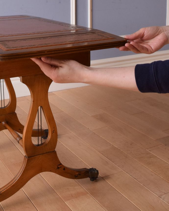 アンティークのテーブル　アンティーク家具　折りたたみができて便利！英国アンティークのコーヒーテーブル。バーを引っ張り出すだけなので、組み立ても簡単！女性の力で大丈夫です。(k-1701-f)