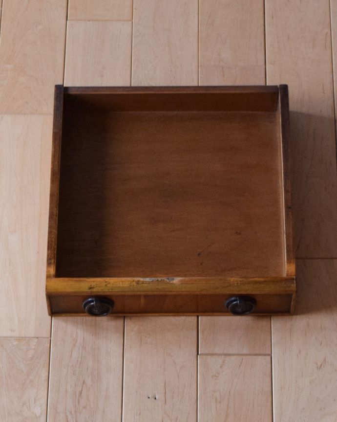 アンティークのテーブル　アンティーク家具　折りたたみができて便利！英国アンティークのコーヒーテーブル。引き出しが１杯あります。(k-1701-f)