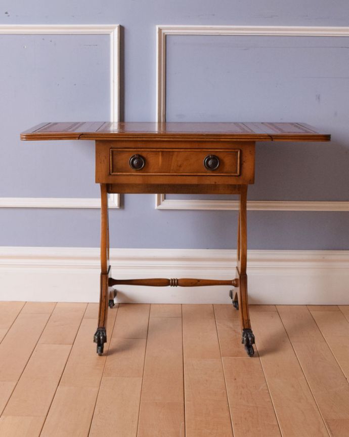 アンティークのテーブル　アンティーク家具　折りたたみができて便利！英国アンティークのコーヒーテーブル。もちろん常に広げた状態でもお使いいただけます。(k-1701-f)