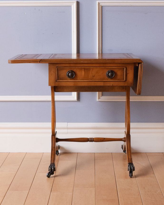 アンティークのテーブル　アンティーク家具　折りたたみができて便利！英国アンティークのコーヒーテーブル。片開きの状態でもご使用頂けます。(k-1701-f)