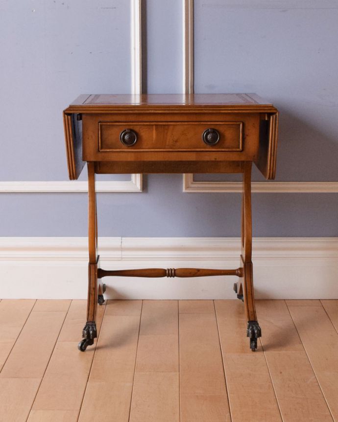 アンティークのテーブル　アンティーク家具　折りたたみができて便利！英国アンティークのコーヒーテーブル。ちょっとした場所に広げられるので、お茶の時間にピッタリ！。(k-1701-f)