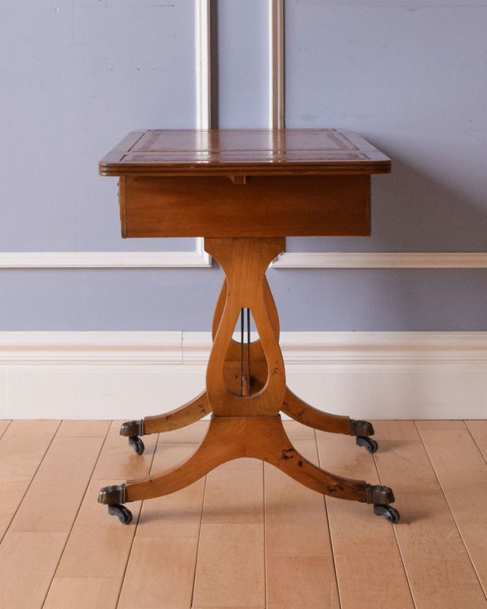 アンティークのテーブル　アンティーク家具　折りたたみができて便利！英国アンティークのコーヒーテーブル。アンティークは新品ではないので、もちろん経年変化によるキズはありますが、専門の職人が目立たないようキレイにお直しをしているので、後姿までキレイです。(k-1701-f)