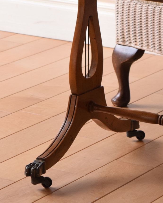 アンティークのテーブル　アンティーク家具　折りたたみができて便利！英国アンティークのコーヒーテーブル。きちんと調整したので、新しいものと比べるとスムーズではありませんが、ちゃんと動きます。(k-1701-f)