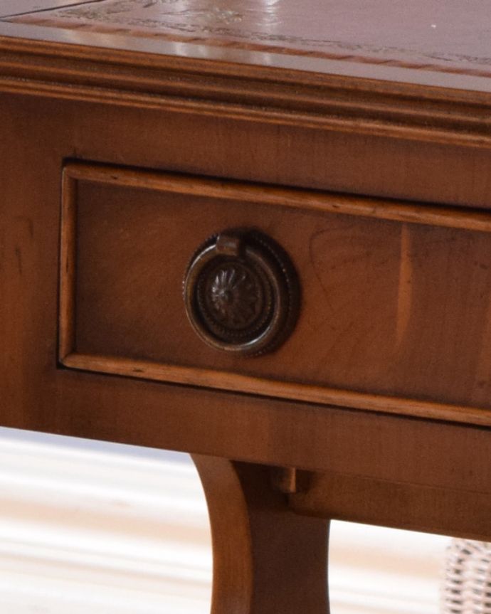 アンティークのテーブル　アンティーク家具　折りたたみができて便利！英国アンティークのコーヒーテーブル。リング形の上品な取っ手がアクセントになっています。(k-1701-f)