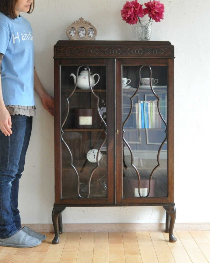 アンティークのキャビネット　アンティーク家具　曲線で描かれたガラス扉のデザインが美しいアンティーク家具、高級なマホガニー材を使ったガラスキャビネット。お気に入りの雑貨や食器を並べてみましょう。(k-1703-f)