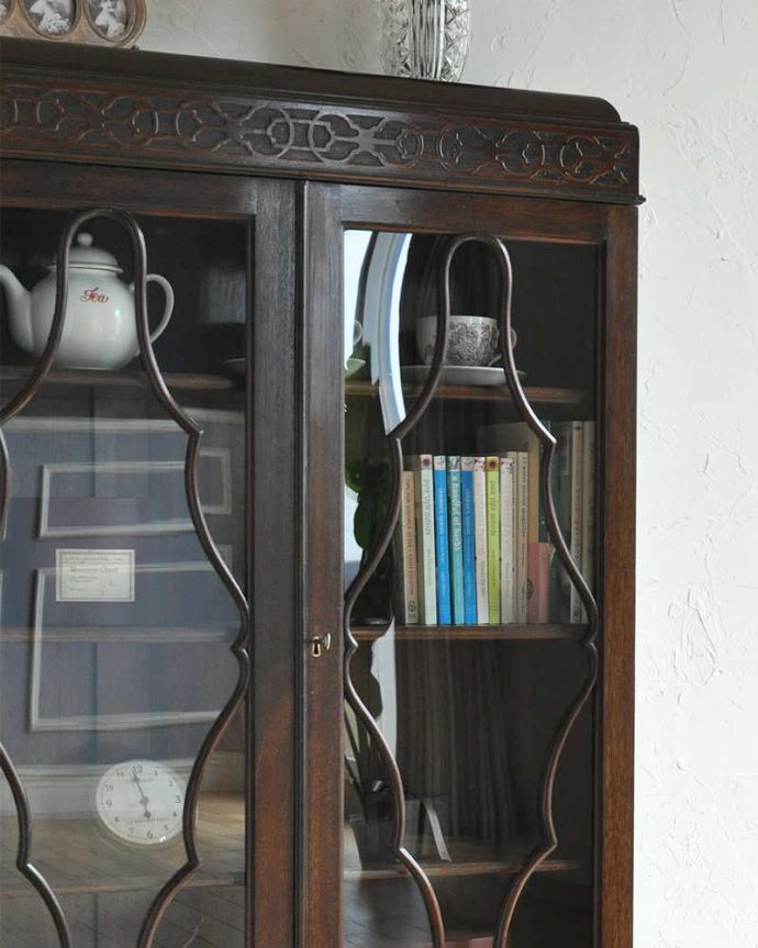 アンティークのキャビネット　アンティーク家具　曲線で描かれたガラス扉のデザインが美しいアンティーク家具、高級なマホガニー材を使ったガラスキャビネット。アンティークのガラスがキレイにはめ込んであります。(k-1703-f)