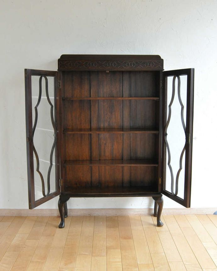 アンティークのキャビネット　アンティーク家具　曲線で描かれたガラス扉のデザインが美しいアンティーク家具、高級なマホガニー材を使ったガラスキャビネット。食器や写真立て、本やDVDなどなど、たくさん飾ればディスプレイの幅が広がります！ガラスが大きいので、中に飾ったものがいい感じに見えてオシャレになります。(k-1703-f)