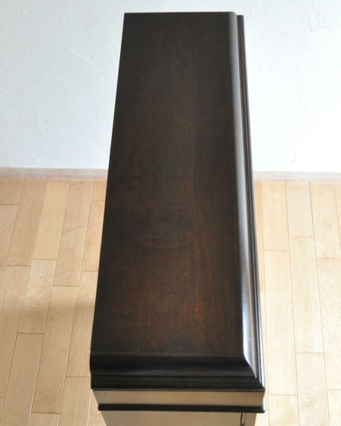 アンティークのキャビネット　アンティーク家具　曲線で描かれたガラス扉のデザインが美しいアンティーク家具、高級なマホガニー材を使ったガラスキャビネット。天板もピカピカにお直ししました。(k-1703-f)