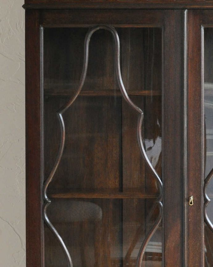 アンティークのキャビネット　アンティーク家具　曲線で描かれたガラス扉のデザインが美しいアンティーク家具、高級なマホガニー材を使ったガラスキャビネット。風格と品があるので、リビングはもちろん、和室や書斎、客間にも最適。(k-1703-f)