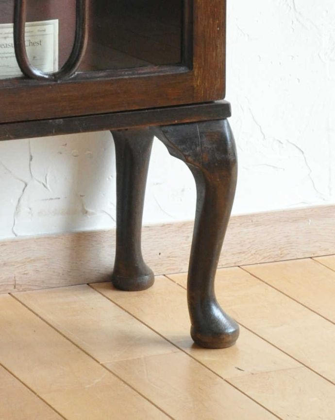 アンティークのキャビネット　アンティーク家具　曲線で描かれたガラス扉のデザインが美しいアンティーク家具、高級なマホガニー材を使ったガラスキャビネット。きちんと支えます。(k-1703-f)